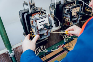 Elektro Notdienst Wiesbaden überprüft einen Stromzähler mit einem Phasenprüfer
