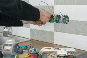 Elektro Notdienst Mainz montiert Steckdosen auf Wandfliesen