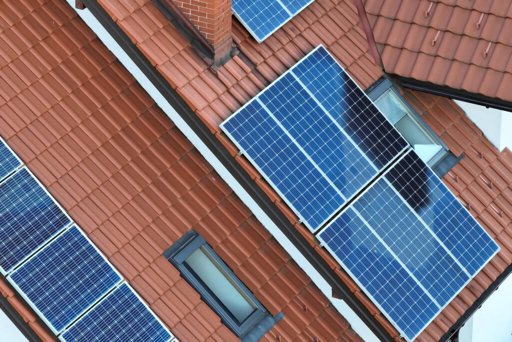 Solarmodule beidseitig auf zotem Steildach